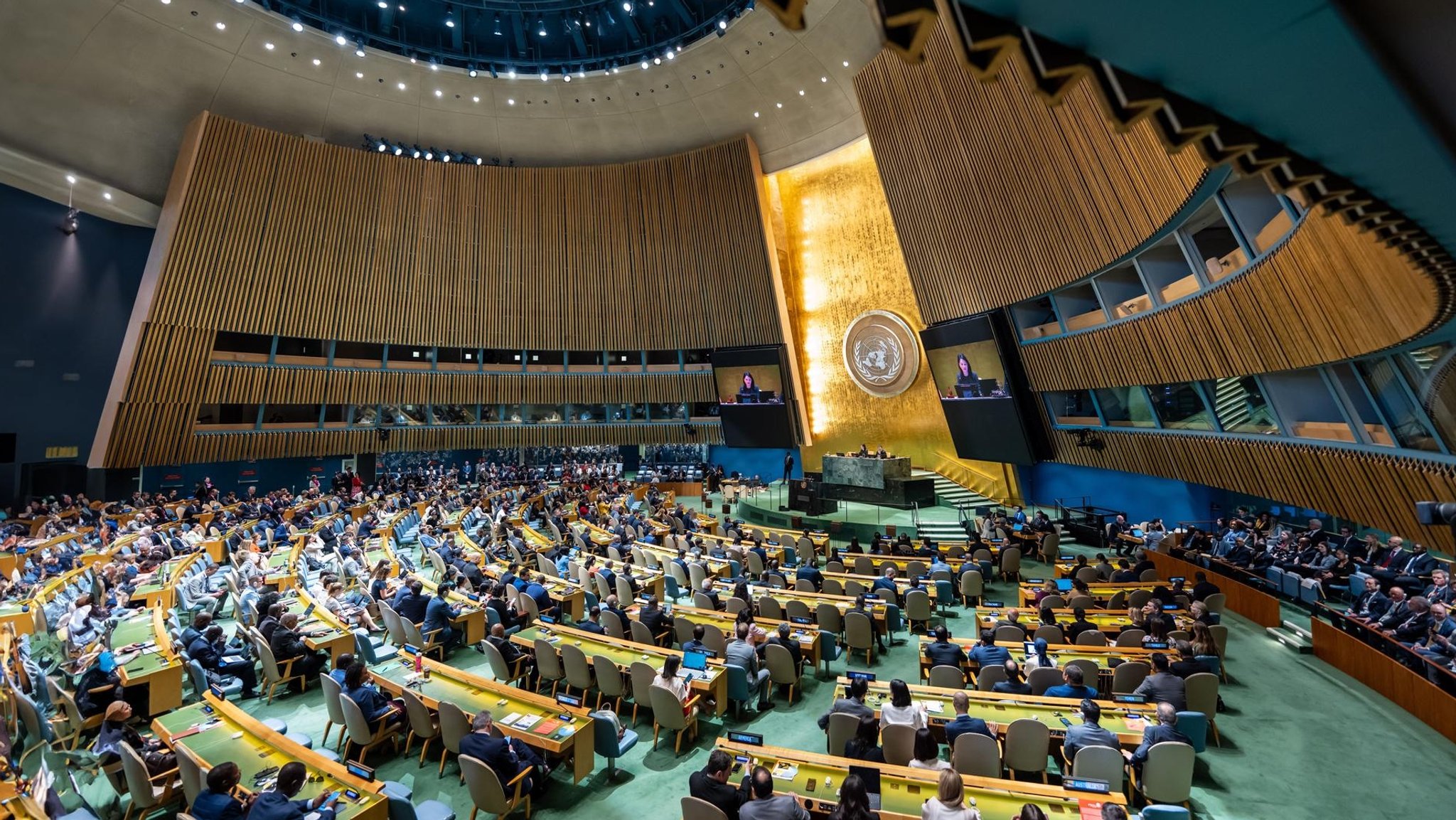 USA, New York: Annalena Baerbock, Präsidentin der Generalversammlung der UN und ehemalige Aussenministerin von Deutschland, ist bei der Generalversammlung bei den Vereinten Nationen vor der Wahl für die nicht ständigen Mitglieder des UN-Sicherheitsrats (UN Security Council) auf Monitoren (r) zu sehen. | Bild: dpa-Bildfunk/Michael Kappeler USA, New York: Annalena Baerbock, Präsidentin der Generalversammlung der UN und ehemalige Aussenministerin von Deutschland, ist bei der Generalversammlung bei den Vereinten Nationen vor der Wahl für die nicht ständigen Mitglieder des UN-Sicherheitsrats (UN Security Council) auf Monitoren (r) zu sehen.
