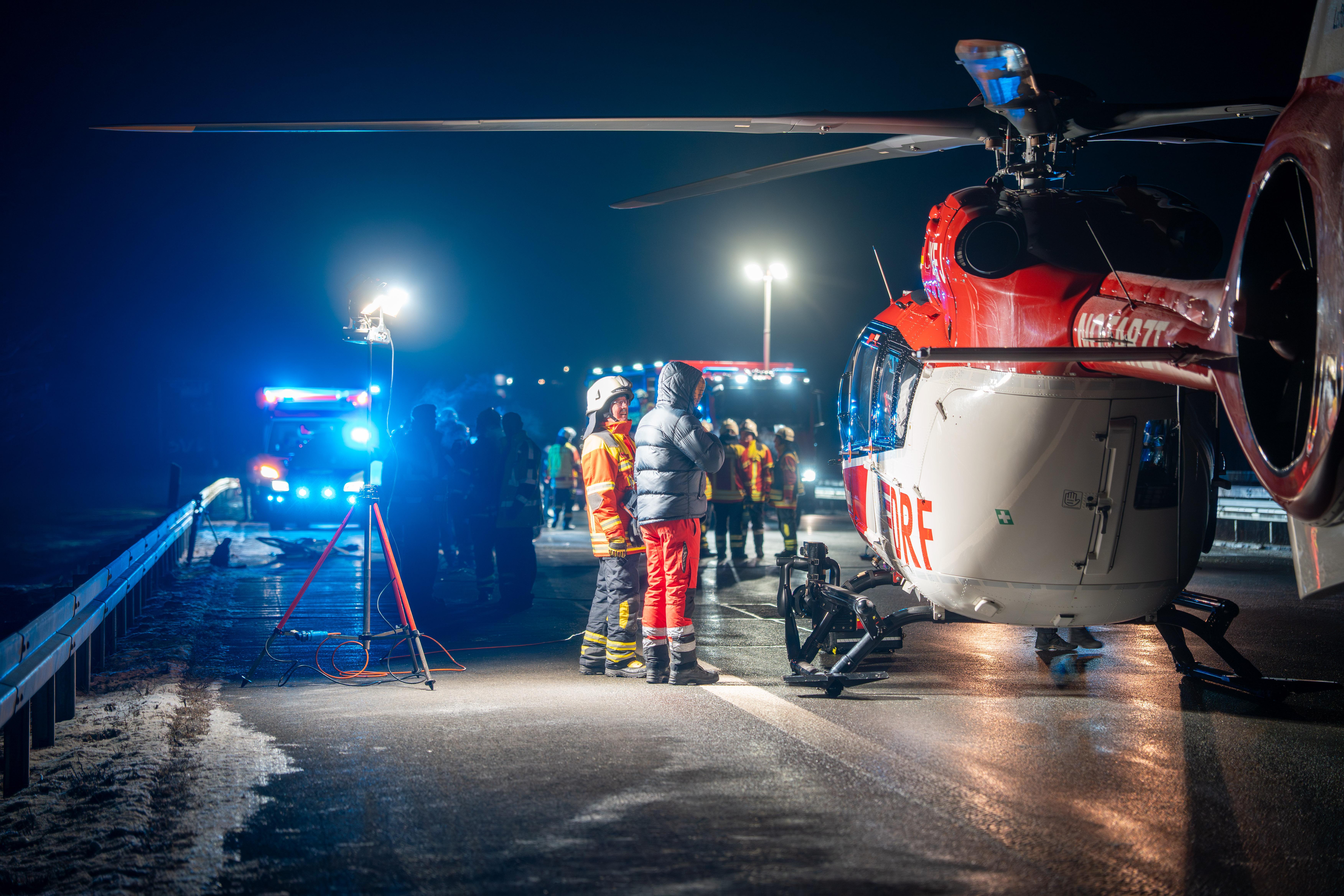 Betrunkener baut Unfall auf der A9 - Rettungshelikopter kann aufgrund technischer Probleme nicht wieder starten