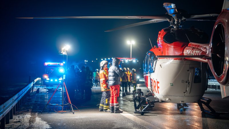 Betrunkener baut Unfall auf der A9 - Rettungshelikopter kann aufgrund technischer Probleme nicht wieder starten | Bild: NEWS5 / Lars Haubner Betrunkener baut Unfall auf der A9 - Rettungshelikopter kann aufgrund technischer Probleme nicht wieder starten