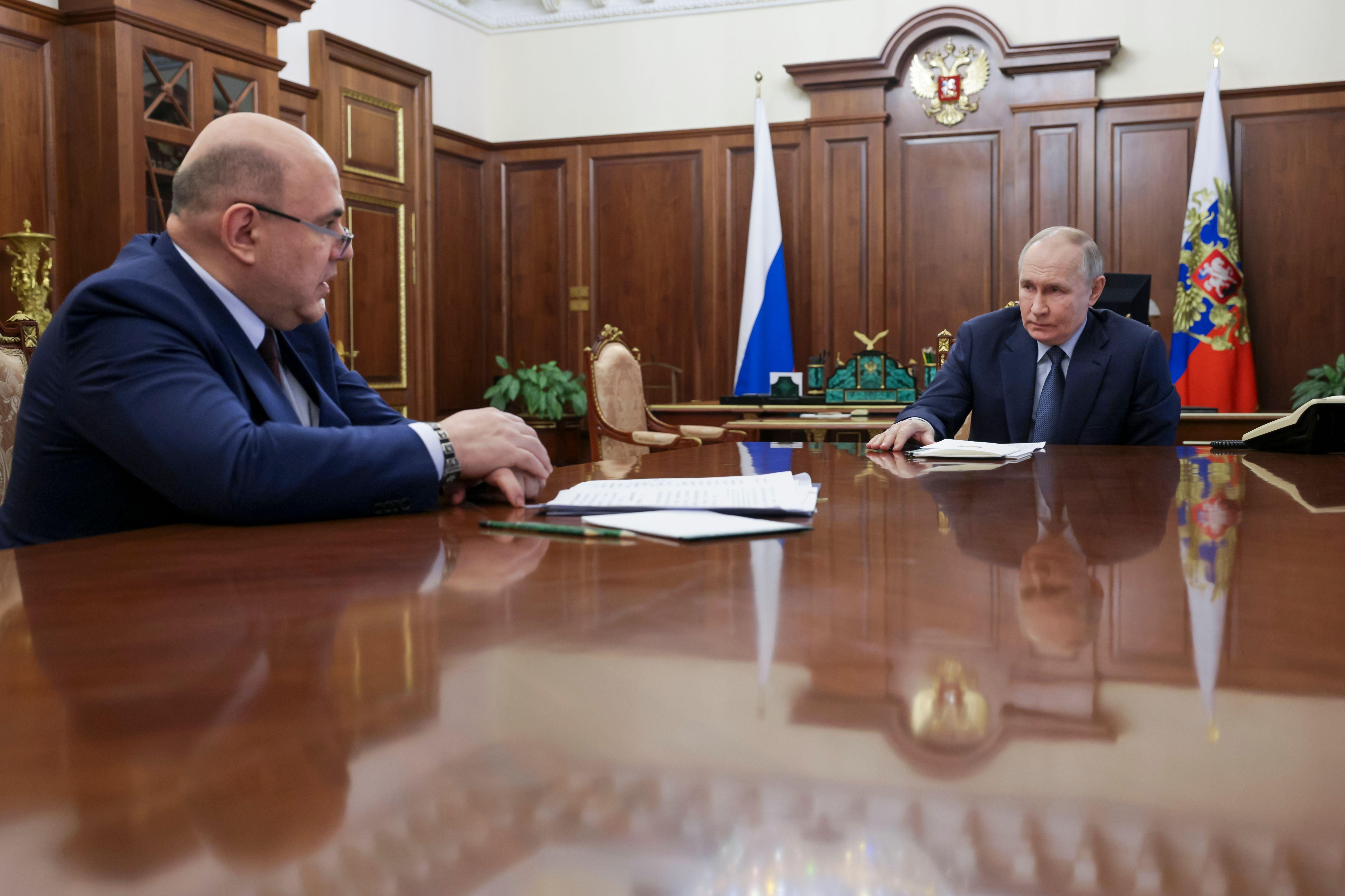 Die beiden Politiker an einem Sitzungstisch im Kreml 