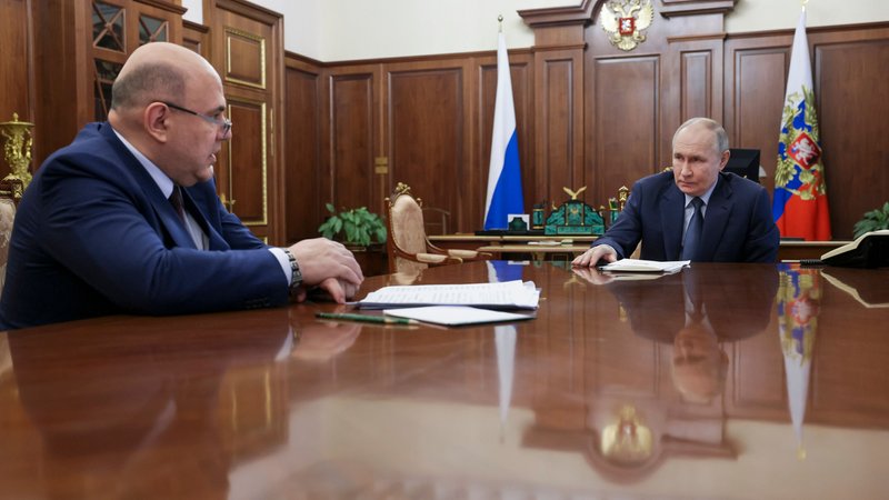 Die beiden Politiker an einem Sitzungstisch im Kreml | Bild: Gavriil Grigorov/Picture Alliance Die beiden Politiker an einem Sitzungstisch im Kreml