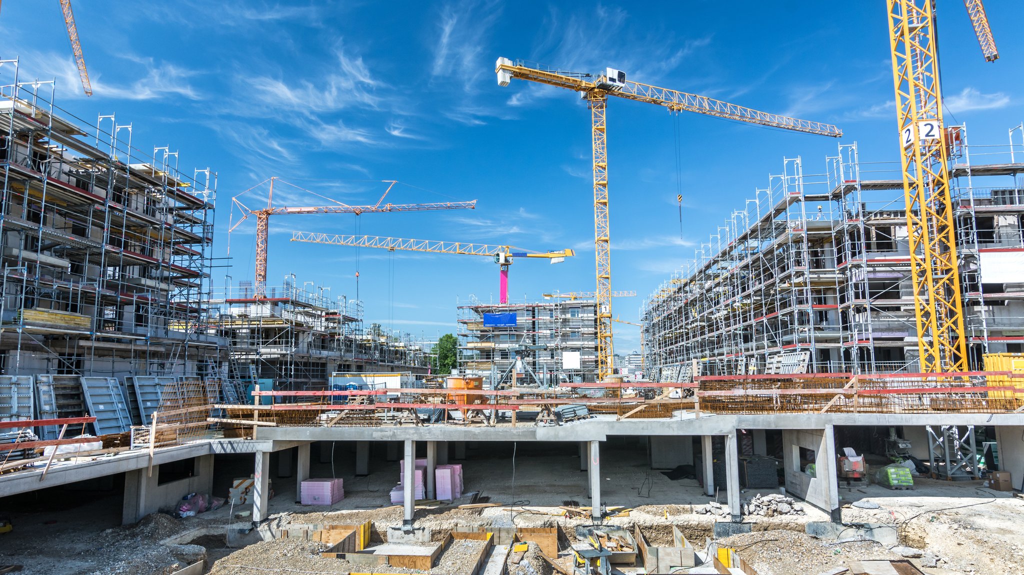 (Symbolbild) Kräne über einer Baustelle