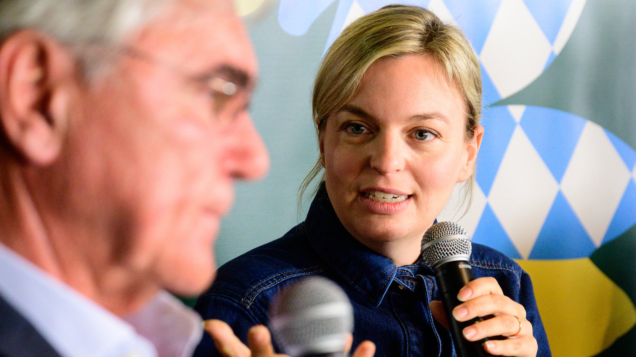 Grünen-Fraktionschefin Katharina Schulze (links) mit dem früheren Vorstandsvorsitzenden von Siemens, Joe Kaeser. | Bild: Matthias Merz/Grünen-Fraktion Grünen-Fraktionschefin Katharina Schulze (links) mit dem früheren Vorstandsvorsitzenden von Siemens, Joe Kaeser.