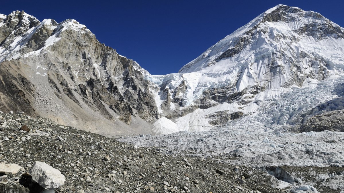 Blick über den Khumbu-Gletscher auf das Mount Everest Basislager, Himalaya.