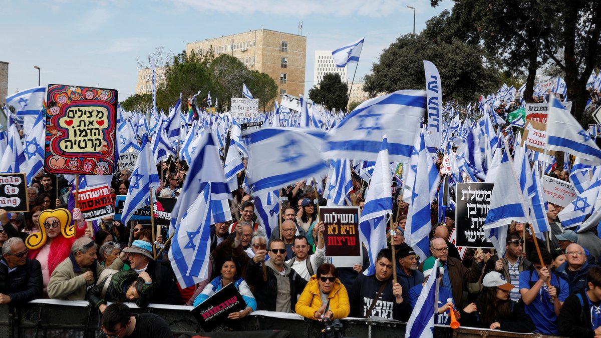 Israelis demonstrieren am Montag vor der Knesset, in der der Justizausschuss schon einen Teil der umstrittenen Reform billigte.