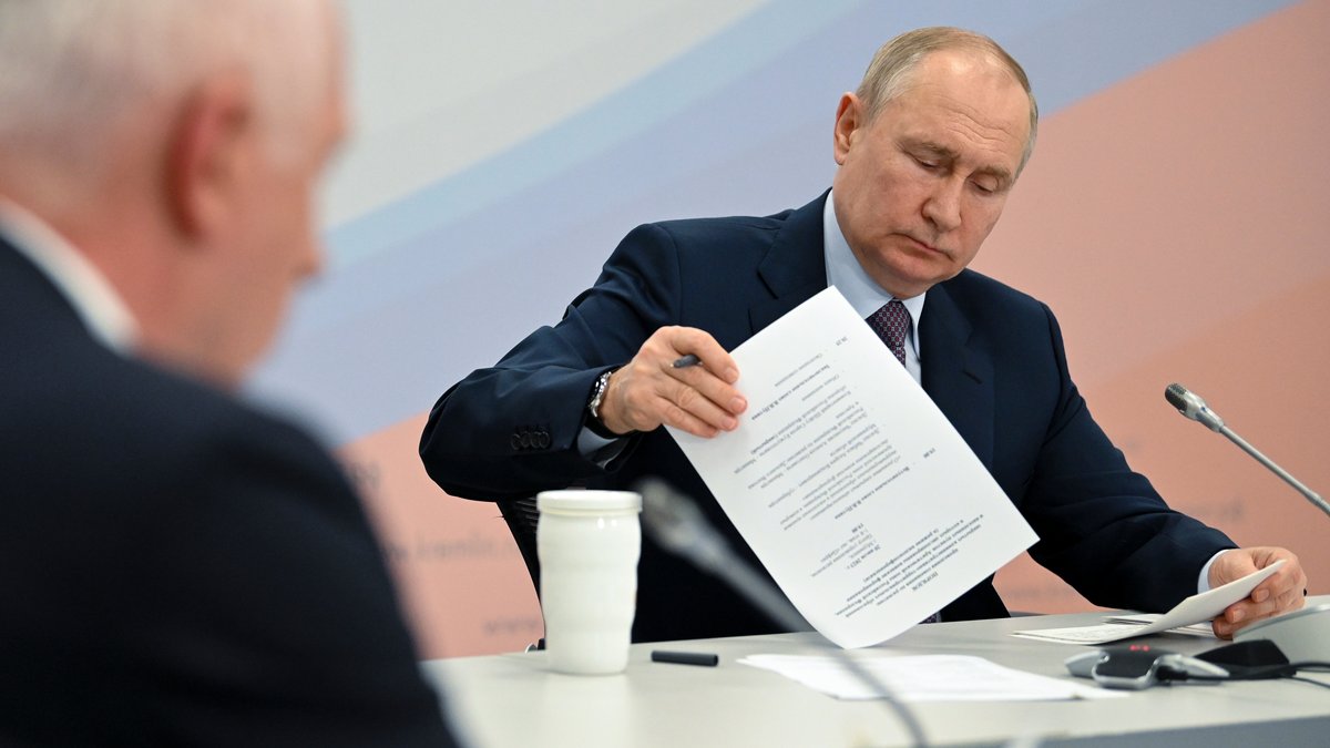Der russische Präsident blättert in einem Manuskript