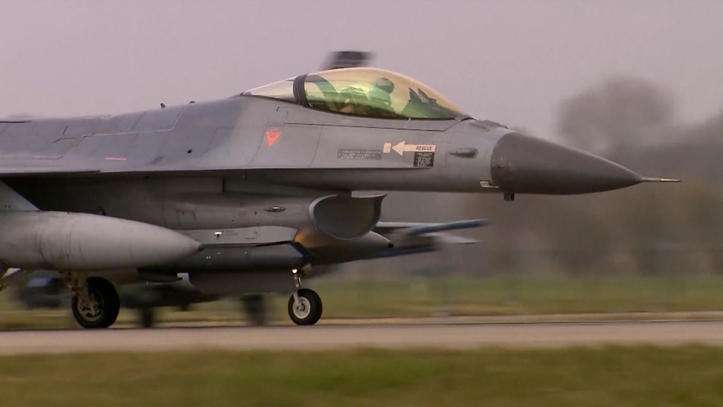 F-16 Kampfjet beim Start