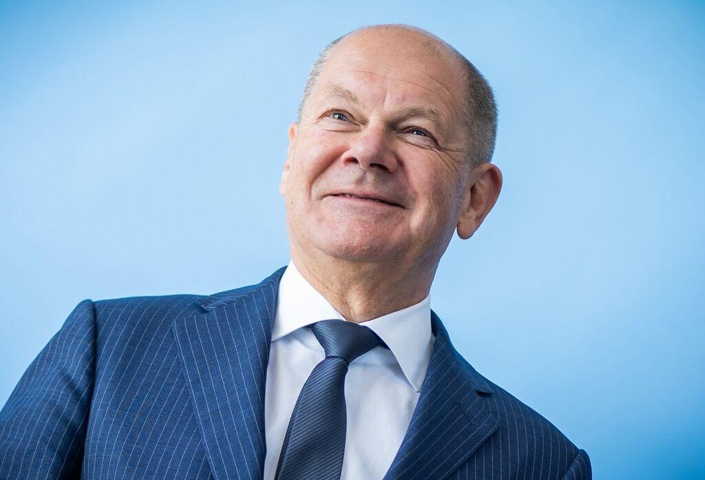 22.09.2024, USA, New York: Bundeskanzler Olaf Scholz (SPD), lächelt nach der Frage eines Reporters ·wie war die Stimmung im SPD Präsidium· nach dem UN-Zukunftsgipfel vor Beginn der 79. Generaldebatte der UN-Vollversammlung. Bei dem Gipfel sollen Staats- und Regierungschefs den Zukunftspakt der Vereinten Nationen absegnen - das Dokument soll nach Willen von UN-Generalsekretär Guterres einen Reformprozess in der Weltorganisation vorantreiben. Foto: Michael Kappeler/dpa +++ dpa-Bildfunk +++