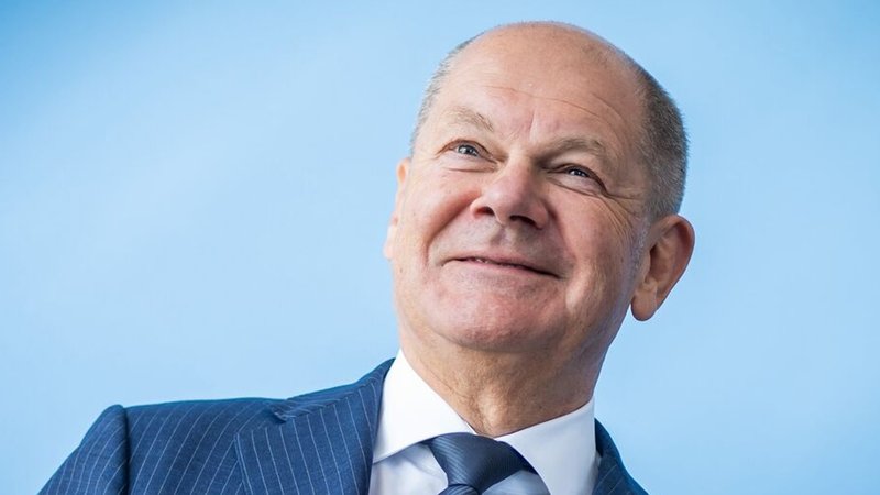 22.09.2024, USA, New York: Bundeskanzler Olaf Scholz (SPD), lächelt nach der Frage eines Reporters ·wie war die Stimmung im SPD Präsidium· nach dem UN-Zukunftsgipfel vor Beginn der 79. Generaldebatte der UN-Vollversammlung. Bei dem Gipfel sollen Staats- und Regierungschefs den Zukunftspakt der Vereinten Nationen absegnen - das Dokument soll nach Willen von UN-Generalsekretär Guterres einen Reformprozess in der Weltorganisation vorantreiben. Foto: Michael Kappeler/dpa +++ dpa-Bildfunk +++ | Bild: dpa-Bildfunk/Michael Kappeler 22.09.2024, USA, New York: Bundeskanzler Olaf Scholz (SPD), lächelt nach der Frage eines Reporters ·wie war die Stimmung im SPD Präsidium· nach dem UN-Zukunftsgipfel vor Beginn der 79. Generaldebatte der UN-Vollversammlung. Bei dem Gipfel sollen Staats- und Regierungschefs den Zukunftspakt der Vereinten Nationen absegnen - das Dokument soll nach Willen von UN-Generalsekretär Guterres einen Reformprozess in der Weltorganisation vorantreiben. Foto: Michael Kappeler/dpa +++ dpa-Bildfunk +++