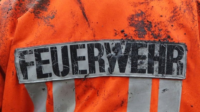 Schmutzige Feuerwehrjacke (Symbolbild) | Bild: picture-alliance/dpa/Malte Christians Schmutzige Feuerwehrjacke (Symbolbild)