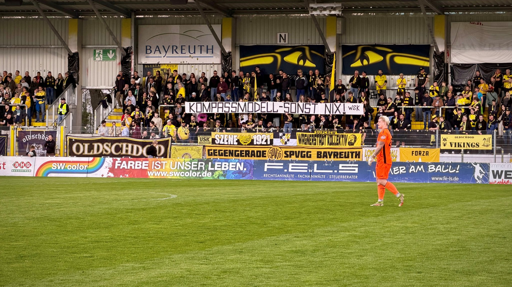 "Kompassmodell – sonst Nix", steht auf einem Banner von Fans der SpVgg Bayreuth 