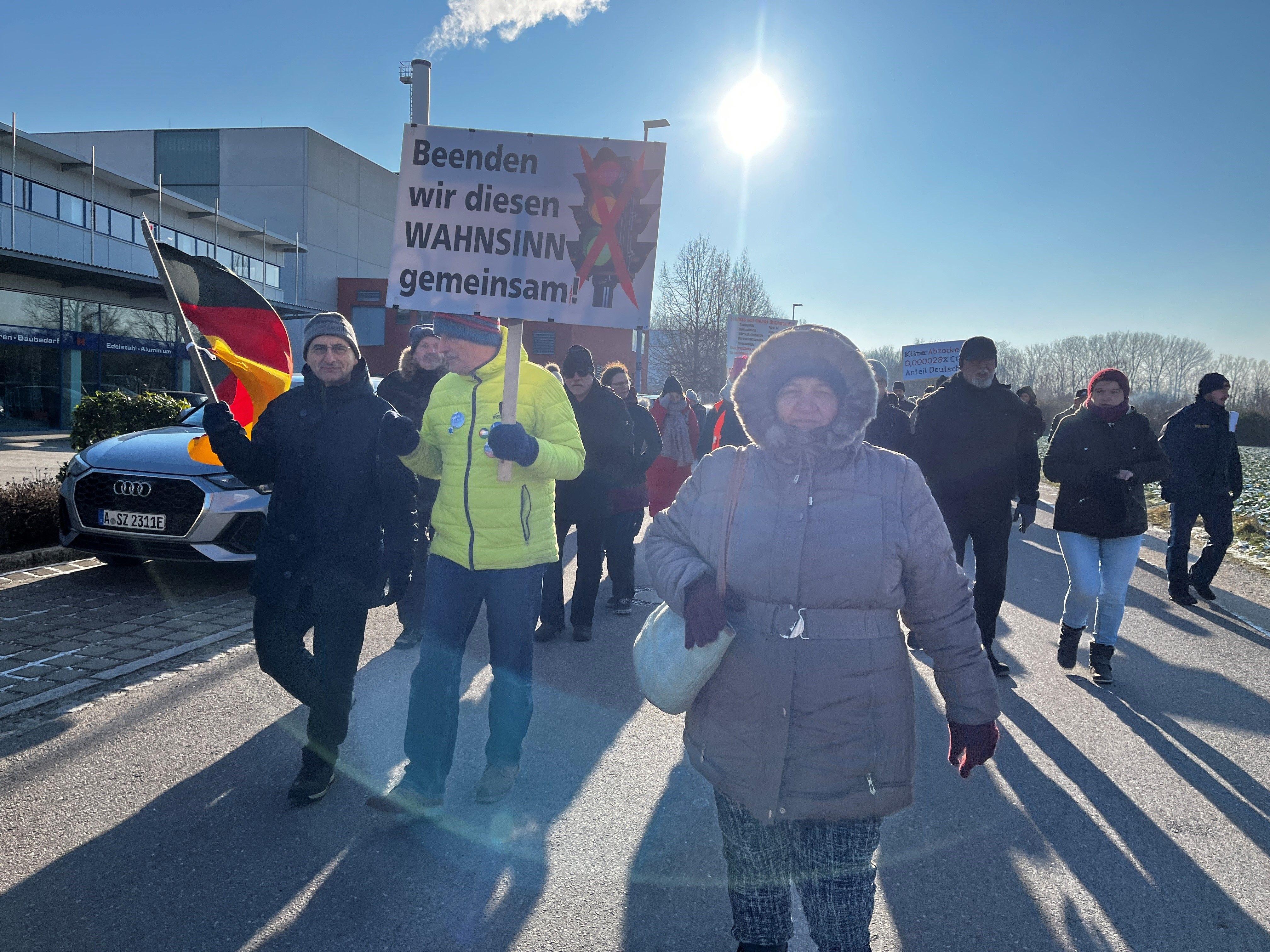 Neben den rund 200 Bauern waren auch 250 Bürger da, die sich zu Fuß auf einen Protestmarsch durch die Innenstadt machten. 