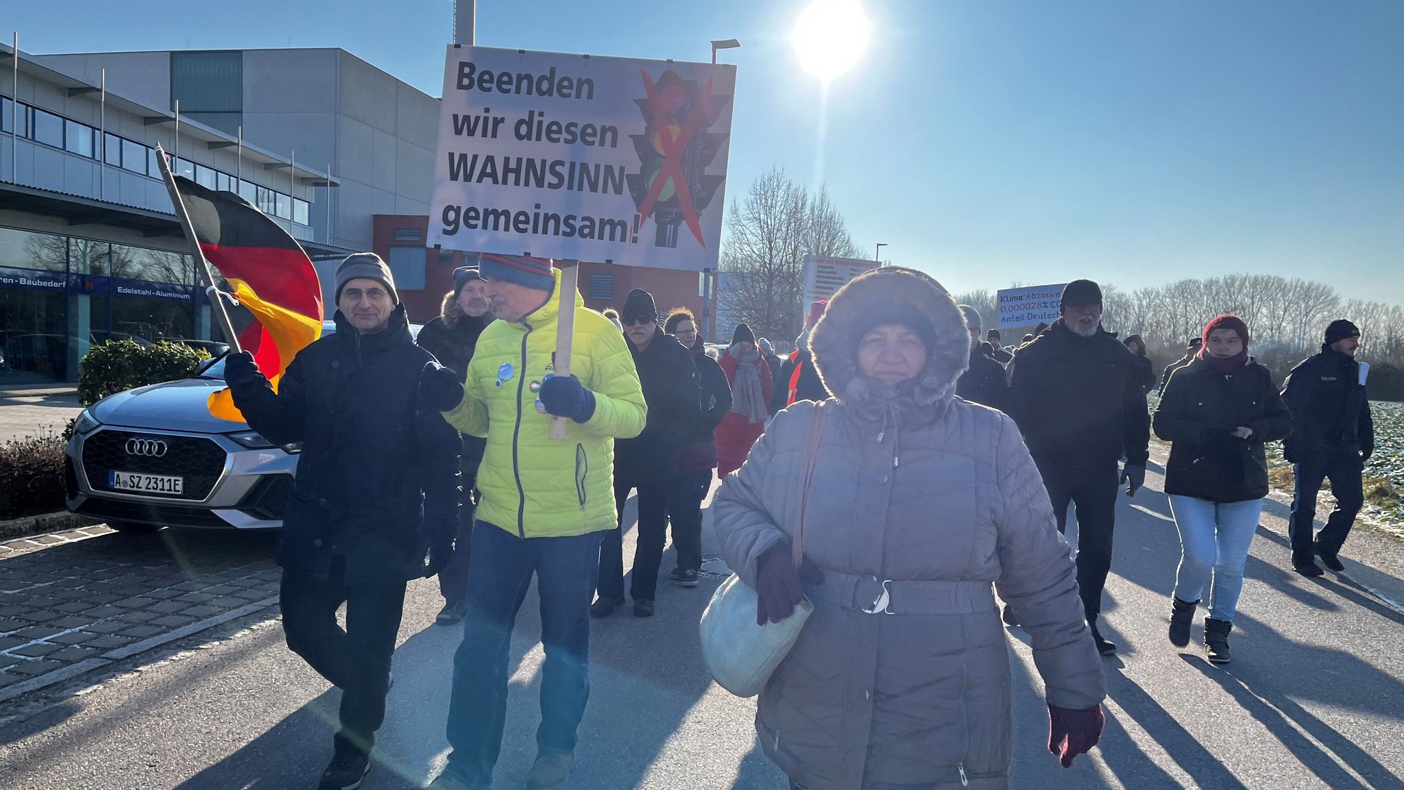 Neben den rund 200 Bauern waren auch 250 Bürger da, die sich zu Fuß auf einen Protestmarsch durch die Innenstadt machten. 