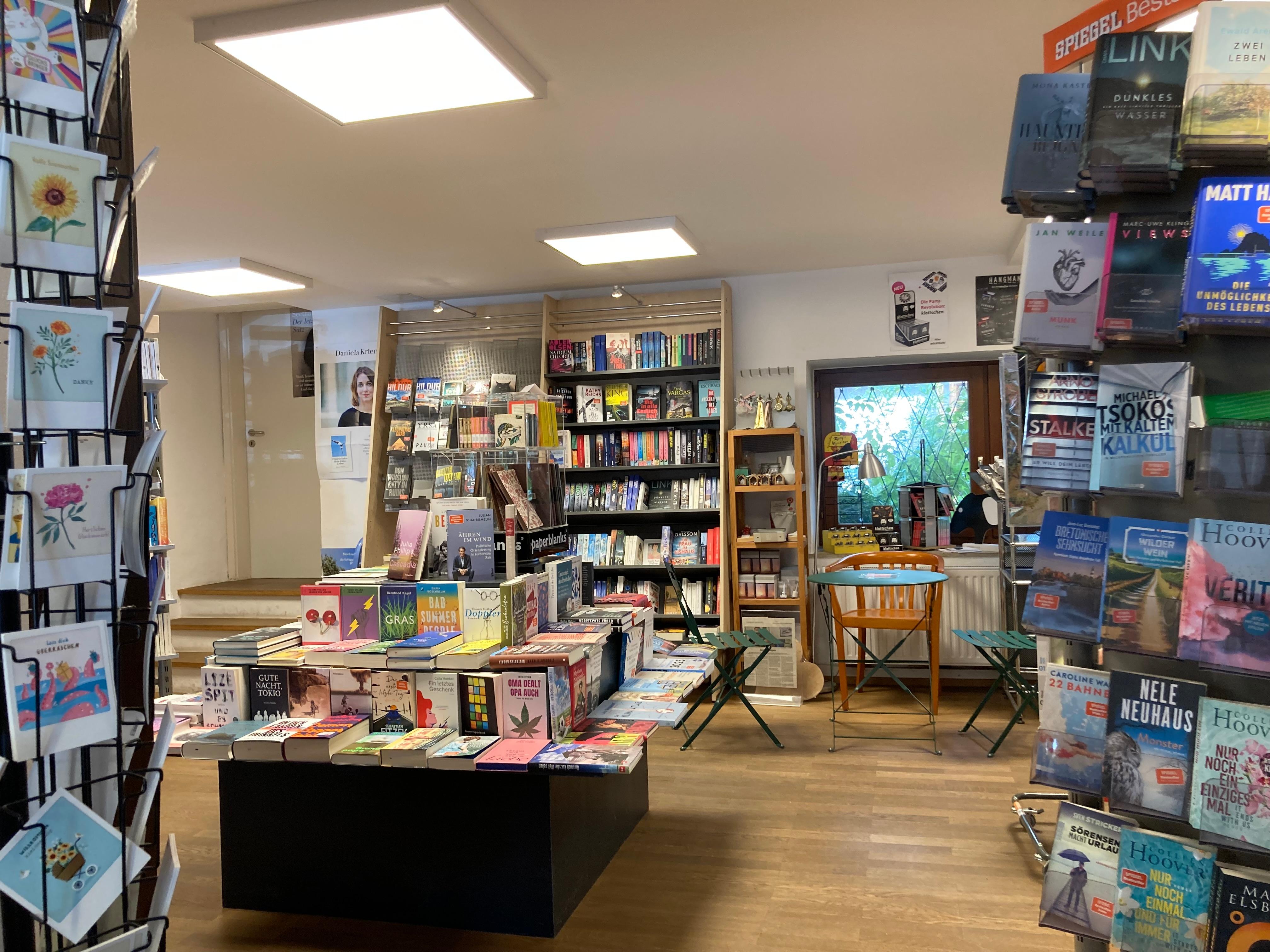 Ein Buchladen in Ebersberg mit vielen Büchern und Spiegel-Bestsellern, im Hintergrund eine Leseecke