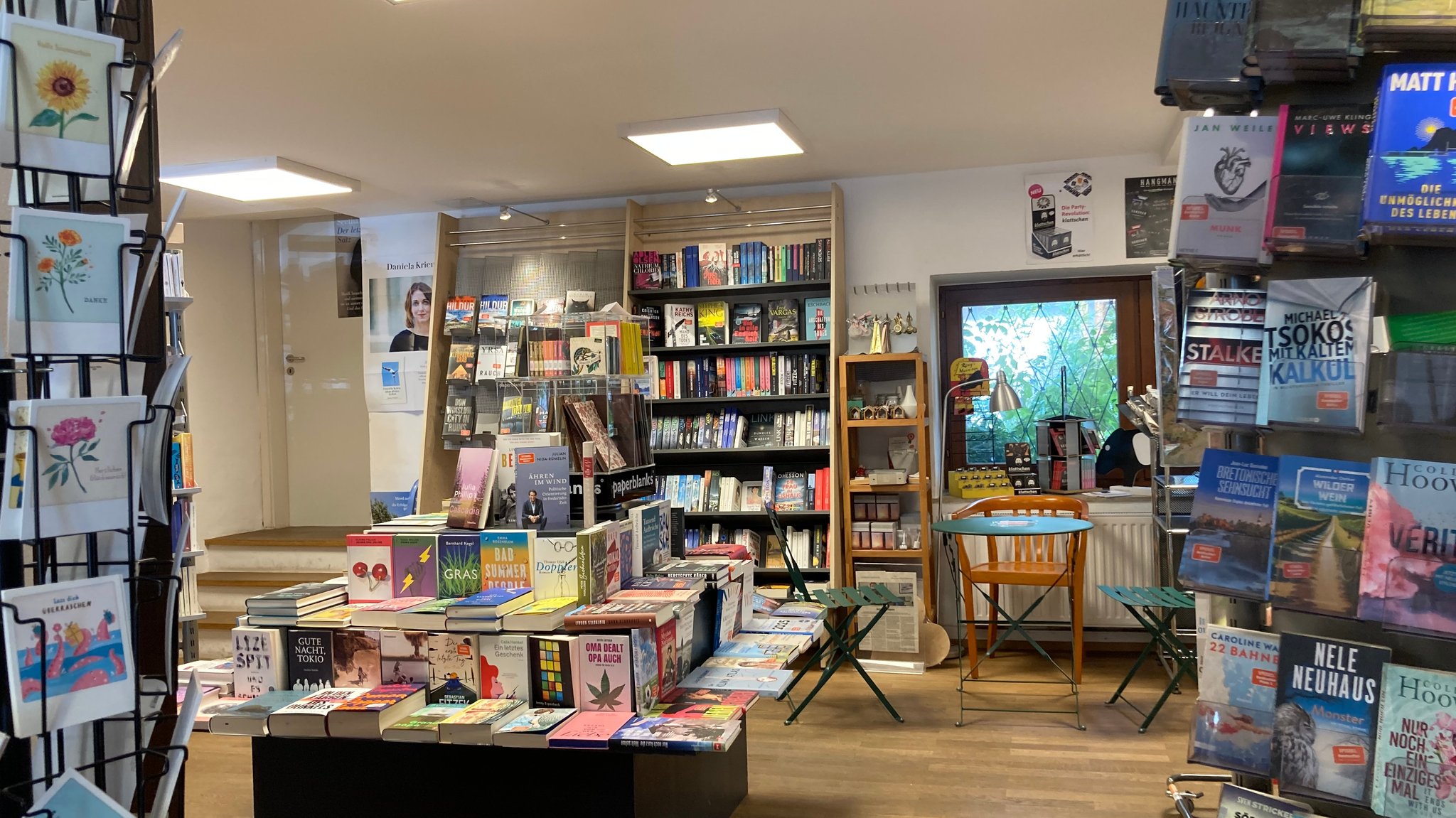 Ein Buchladen in Ebersberg mit vielen Büchern und Spiegel-Bestsellern, im Hintergrund eine Leseecke