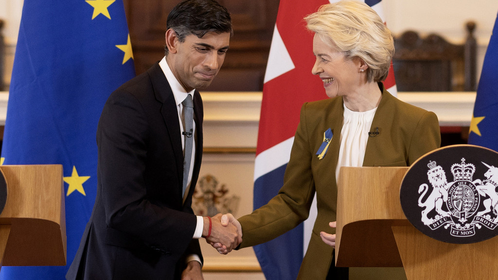 Rishi Sunak, Premierminister von Großbritannien, und Ursula von der Leyen, Präsidentin der Europäischen Kommission, geben sich die Hand.