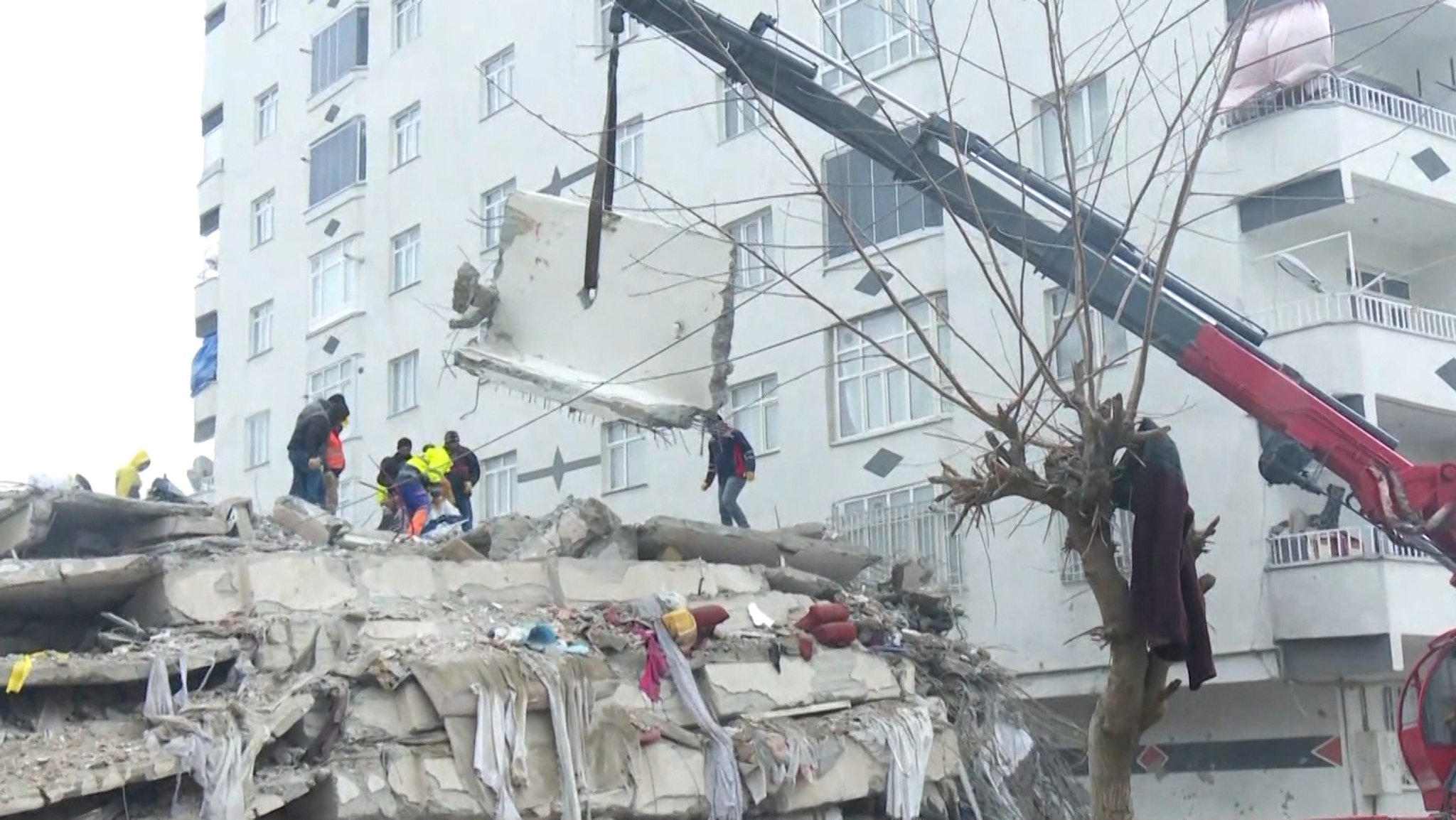 Zwei Tage nach dem Erdbeben in der Türkei und Syrien steigt die Zahl der Toten auf über 9.000. Helfer versuchen weiter, Verschüttete zu bergen. 