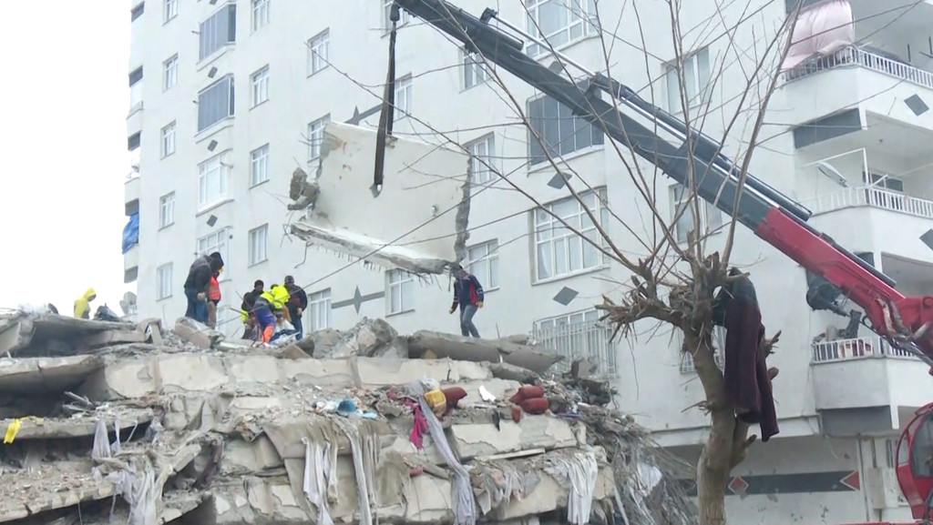 Zwei Tage nach dem Erdbeben in der Türkei und Syrien steigt die Zahl der Toten auf über 9.000. Helfer versuchen weiter, Verschüttete zu bergen. | Bild: BR Zwei Tage nach dem Erdbeben in der Türkei und Syrien steigt die Zahl der Toten auf über 9.000. Helfer versuchen weiter, Verschüttete zu bergen.