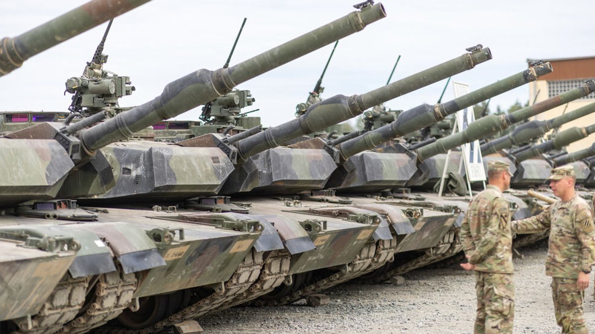 Panzer des Typs M1A2 Abrams stehen auf dem Gelände der US-Streitkräfte in Grafenwöhr.