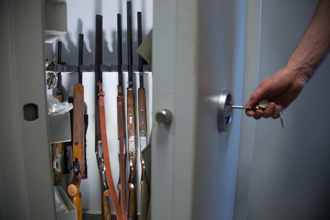 Ein Waffenschrank mit Langwaffen (Symbolbild)