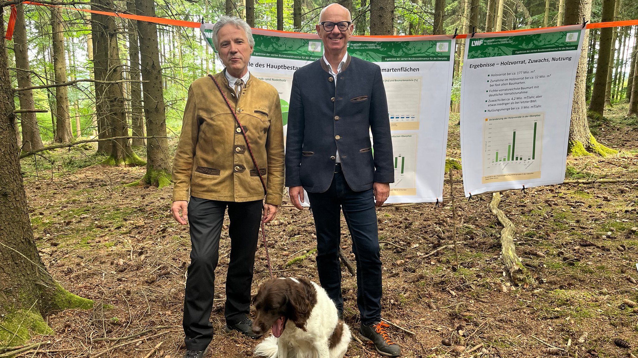 Zwei Männer stehen im Wald