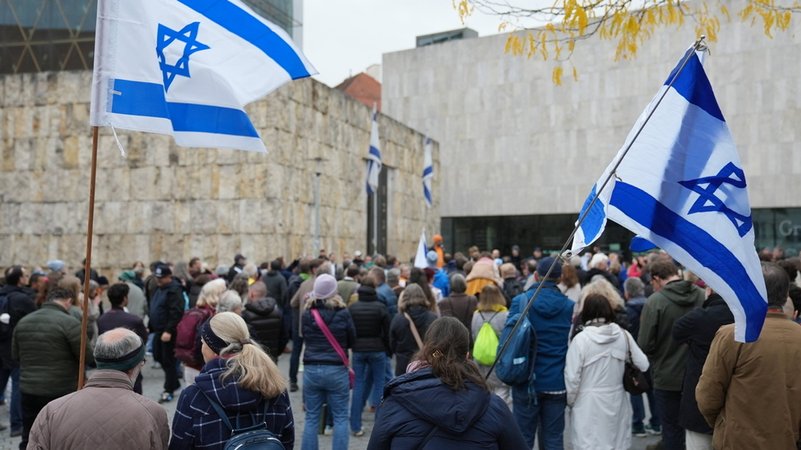 Feier zur Freilassung der Geiseln der Hamas in München | Bild: dpa-Bildfunk/Ehsan Monajati Feier zur Freilassung der Geiseln der Hamas in München