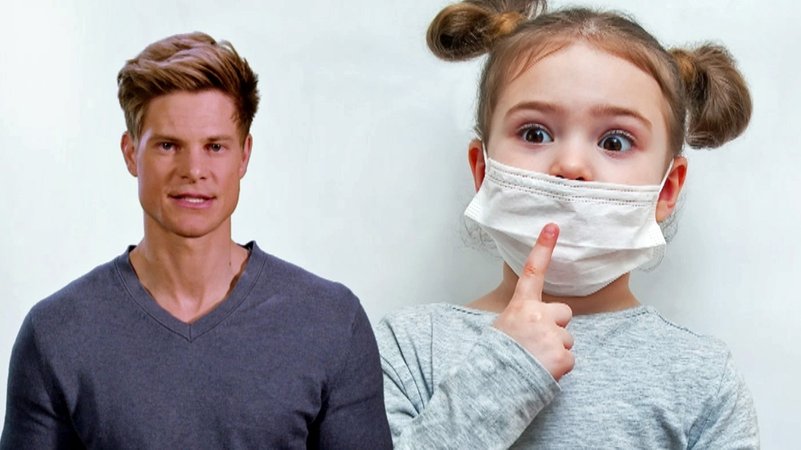 Philip Häusser und kleines Mädchen mit Atemschutzmaske