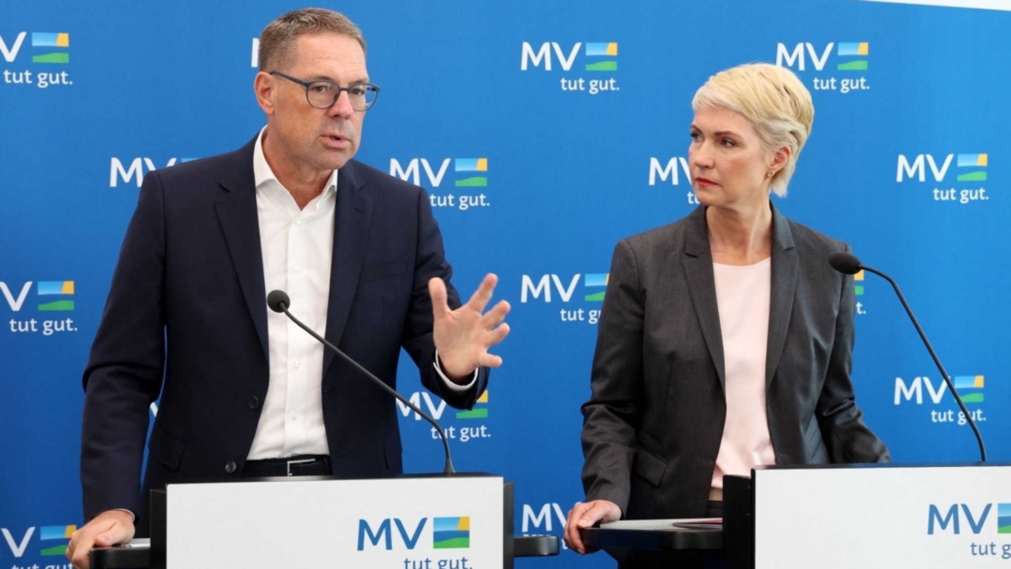 Gerd Chrzanowski, Chef der Schwarz-Gruppe, und Manuela Schwesig, Ministerpräsidentin von Mecklenburg-Vorpommern, informieren auf einer Pressekonferenz in der Staatskanzlei über Pläne zum Bau eines Großrechenzentrums in Dummerstorf bei Rostock. | Bild: dpa-Bildfunk/Bernd Wüstneck Gerd Chrzanowski, Chef der Schwarz-Gruppe, und Manuela Schwesig, Ministerpräsidentin von Mecklenburg-Vorpommern, informieren auf einer Pressekonferenz in der Staatskanzlei über Pläne zum Bau eines Großrechenzentrums in Dummerstorf bei Rostock.