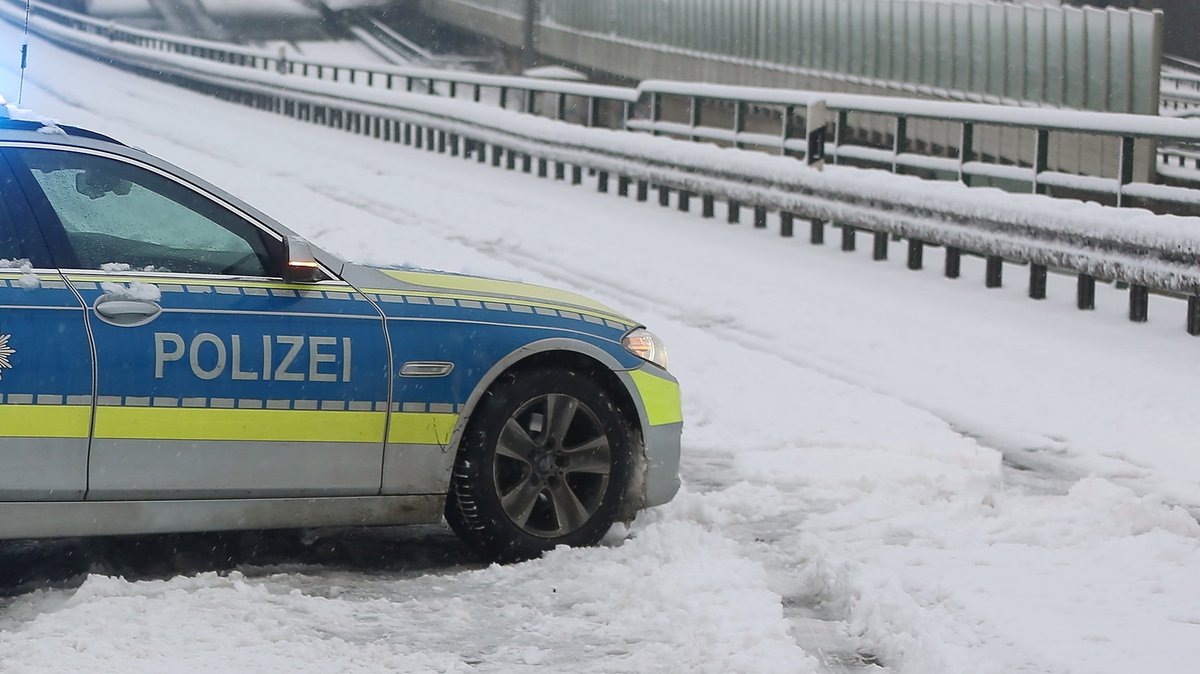 Polizeiauto im Schnee (Symboldbild)