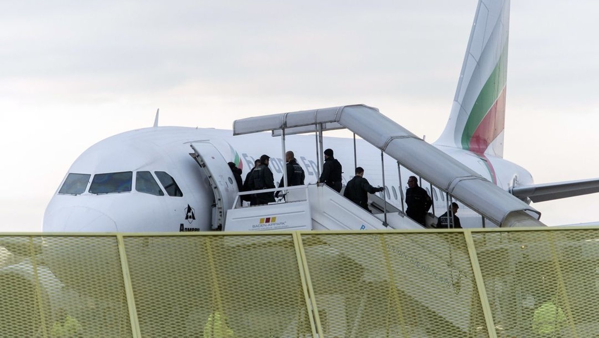 Eine Sammelabschiebung aus Deutschland. | Bild: dpa-Bildfunk/Daniel Maurer Eine Sammelabschiebung aus Deutschland.