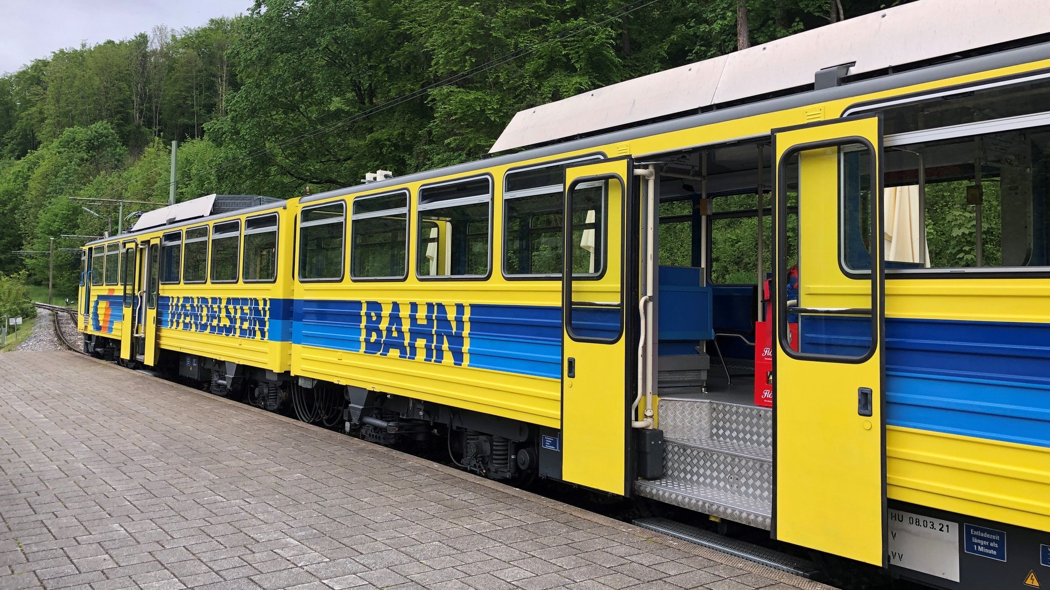 Die Wendelsteinbahn wartet am Bahnhof Brannenburg.