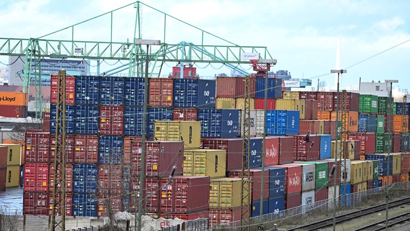 Container mit Wirtschaftsgütern stehen aufgestapelt im Hafen in Stuttgart. Die deutsche Wirtschaft steckt im Tief. 