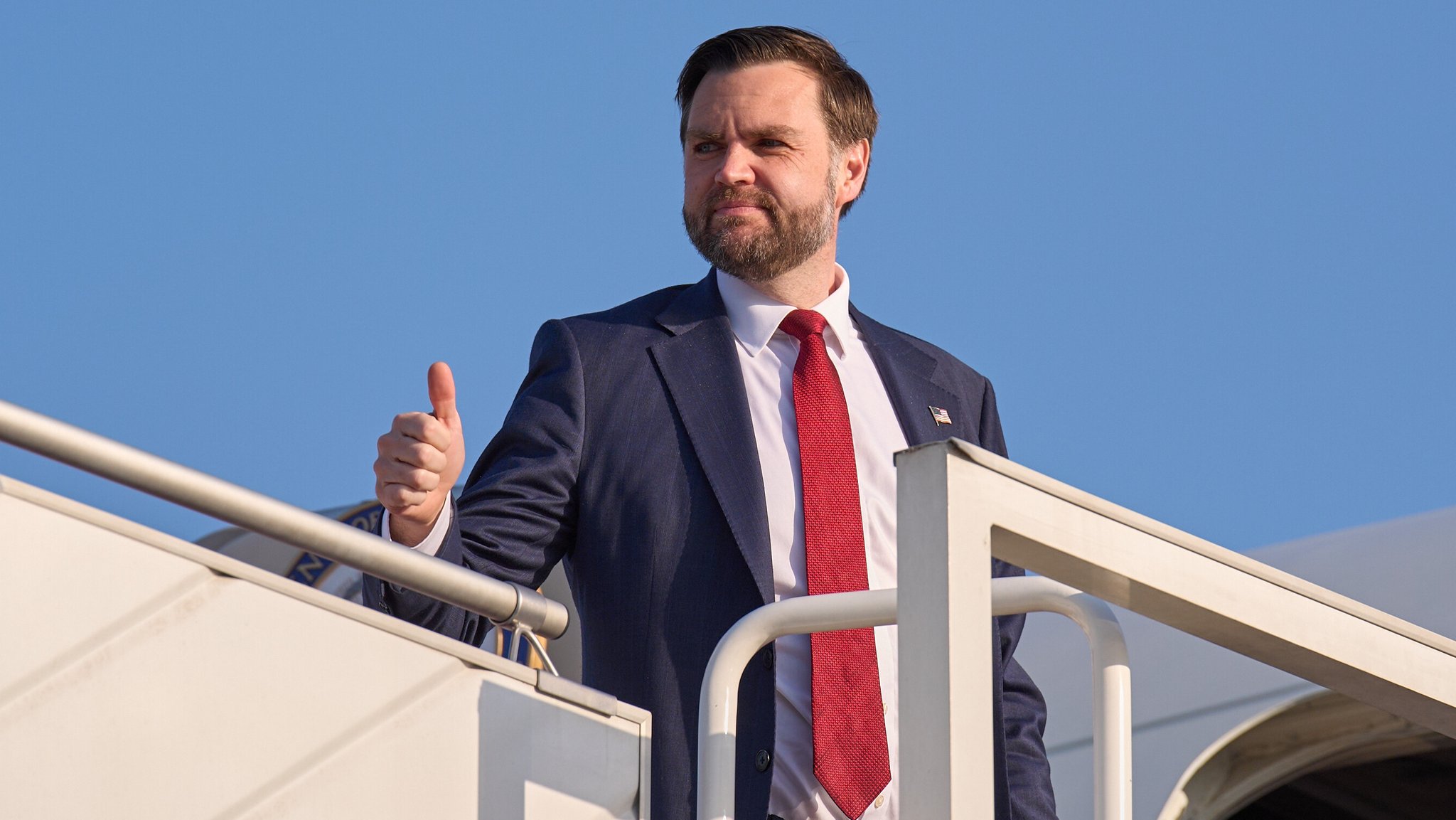 ARCHIV (12.04.2026): US-Vizepräsident JD Vance hält den Daumen nach oben als er aus dem Flugzeug in Islamabad aussteigt.