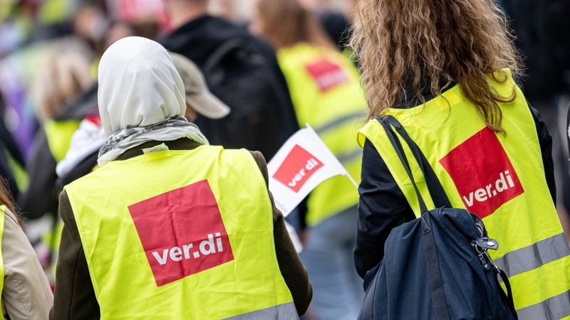 Zwei Frauen mit Verdi-Westen nehmen an einem Warnstreik teilnehmen. | Bild: dpa-Bildfunk/Fabian Sommer Zwei Frauen mit Verdi-Westen nehmen an einem Warnstreik teilnehmen.
