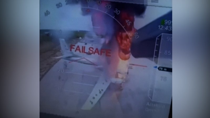 Brennende Flugzeuge auf Luftwaffenbasis in Sibirien | Bild: BR Brennende Flugzeuge auf Luftwaffenbasis in Sibirien