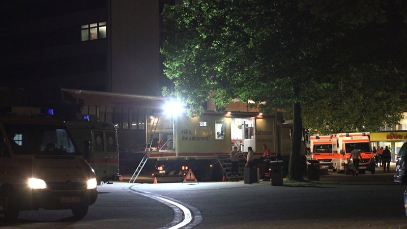 Rettungskräfte vor der Würzburger S.Oliver-Arena nach dem Axt-Attentat