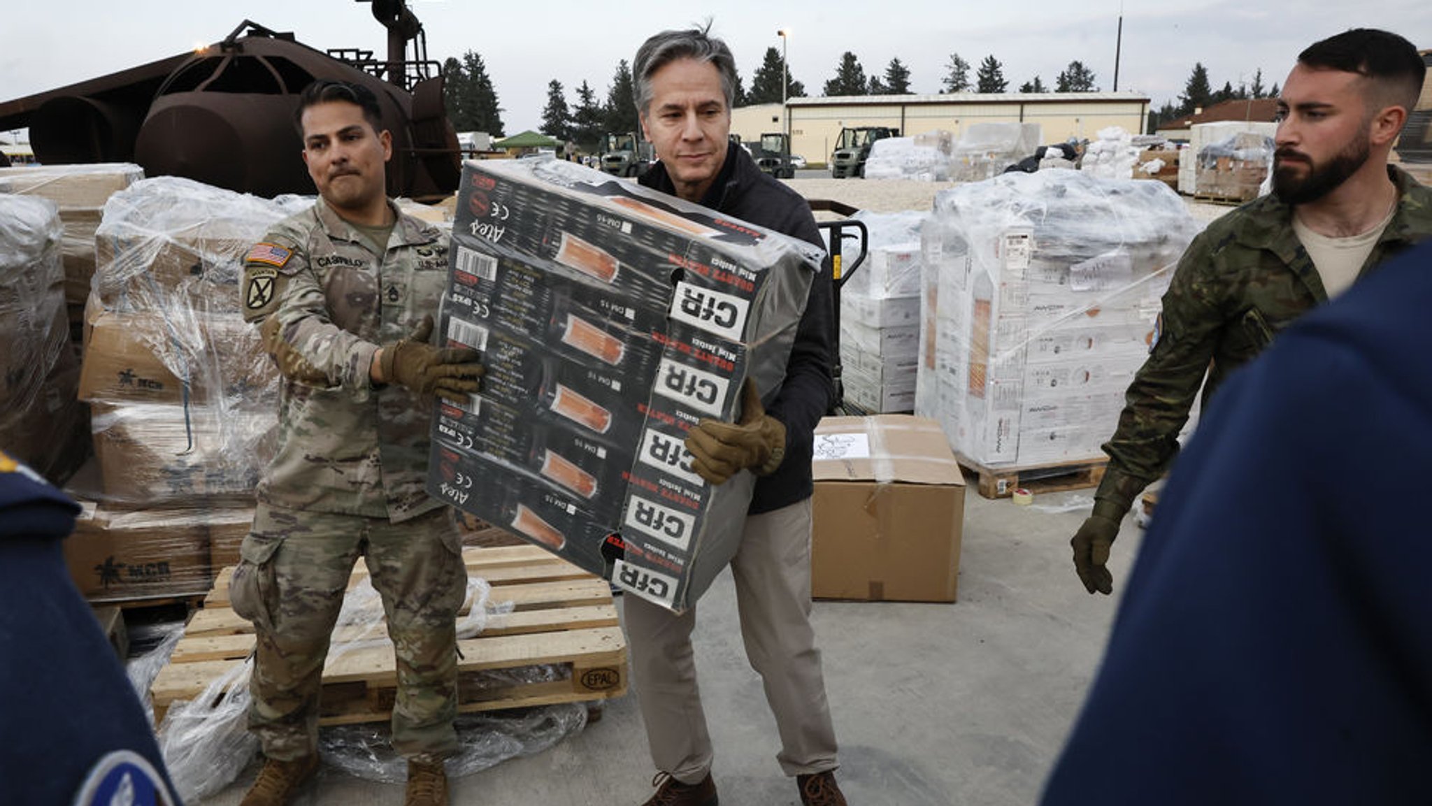 19.02.2023, Türkei, Adana: Antony Blinken (M), Außenminister der USA, hilft Mitgliedern des US-Militärs beim Verladen von Hilfsgütern auf dem Luftwaffenstützpunkt Incirlik. Rund zwei Wochen nach den verheerenden Erdbeben in der syrisch-türkischen Grenzregion besucht Blinken die Türkei. Mit seinem türkischen Amtskollegen Cavusoglu will er sich ein Bild der Lage in der schwer betroffenen Provinz Hatay machen. Foto: Clodagh Kilcoyne/POOL Reuters/AP/dpa +++ dpa-Bildfunk +++