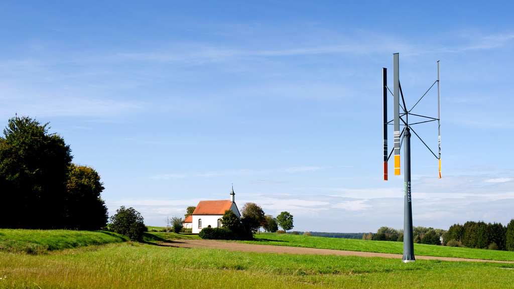 Eine Windkraftanlage im Landkreis Biberach, die um die vertikale Achse rotiert 