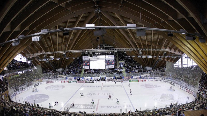 Blick in die Vaillant Arena der Austragungsstätte des Spengler Cups. | Bild: pa/dpa/epa Keystone Di Nolfi Blick in die Vaillant Arena der Austragungsstätte des Spengler Cups.