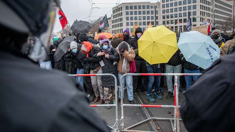 Menschen bei einer rechten Demonstration hinter einer Absperrung in Berlin, Mitte Dezember 2024 (Symbol- und Archivbild) | Bild: picture alliance / Sipa USA|PRESSCOV Menschen bei einer rechten Demonstration hinter einer Absperrung in Berlin, Mitte Dezember 2024 (Symbol- und Archivbild)