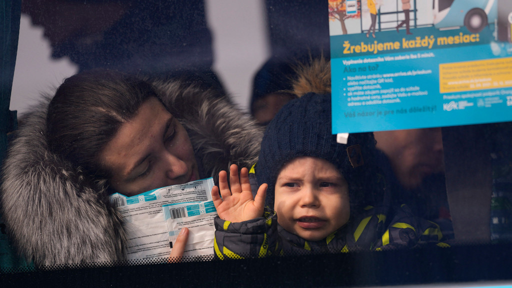 03.03.2022, Slowakei, Vysne Nemecke: Ein kleiner Junge, der aus der Ukraine geflohen ist, schaut aus dem Fenster eines Busses, nachdem er die Grenze in Vysne Nemecke, Slowakei, überquert hat.