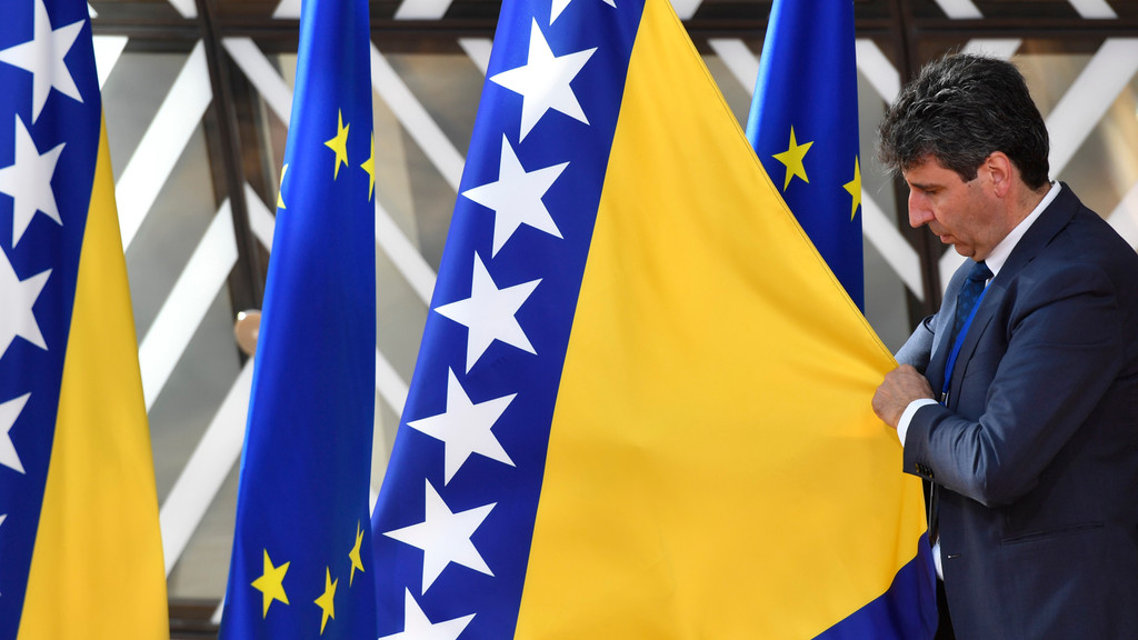 Fahnen der EU und von Bosnien-Herzegowina werden arrangiert (Symbolbild)