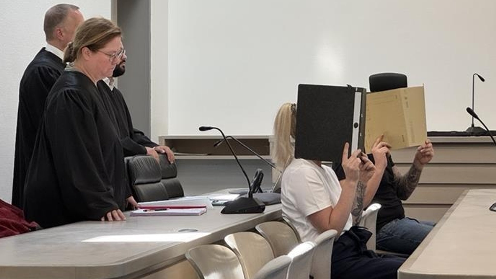 Ein Mann und eine Frau mussten sich wegen gewerbsmäßiger Geldfälschung vor dem Landgericht Ingolstadt verantworten. Sie erhielten hohe Haftstrafen. | Bild: Susanne Pfaller/BR Ein Mann und eine Frau mussten sich wegen gewerbsmäßiger Geldfälschung vor dem Landgericht Ingolstadt verantworten. Sie erhielten hohe Haftstrafen.