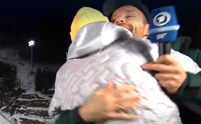 Stefan Horngacher umarmt Sven Hannawald nach dem Gold-Coup von Philipp Raimund