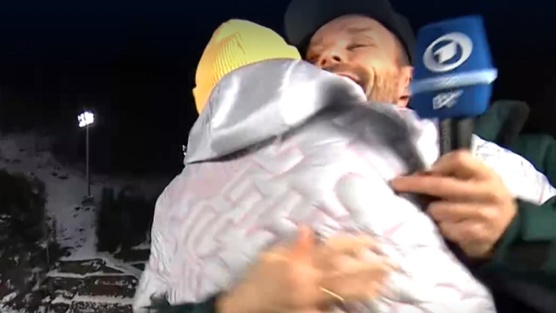 Stefan Horngacher umarmt Sven Hannawald nach dem Gold-Coup von Philipp Raimund | Bild: Sportschau Stefan Horngacher umarmt Sven Hannawald nach dem Gold-Coup von Philipp Raimund