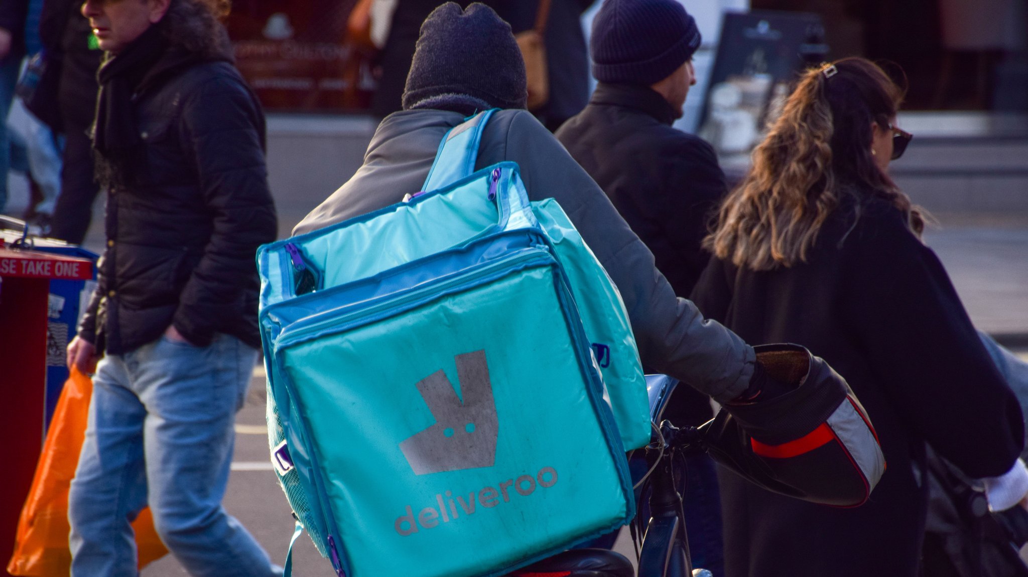 Ein deliveroo-Fahrer unterwegs