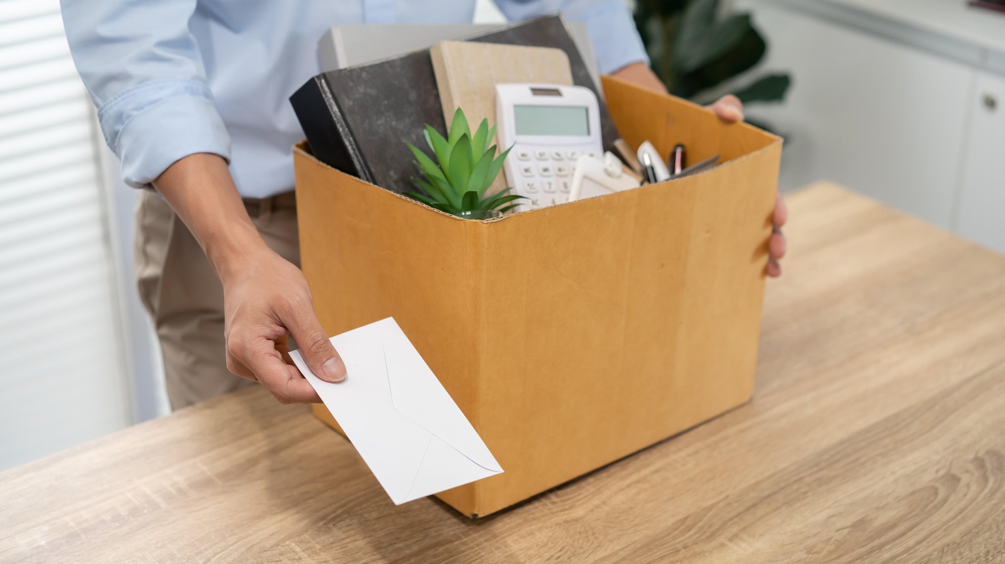 Arbeitnehmer räumt seinen Platz. | Bild: picture alliance / Zoonar | Sirijit Jongcharoenkulchai Arbeitnehmer räumt seinen Platz.