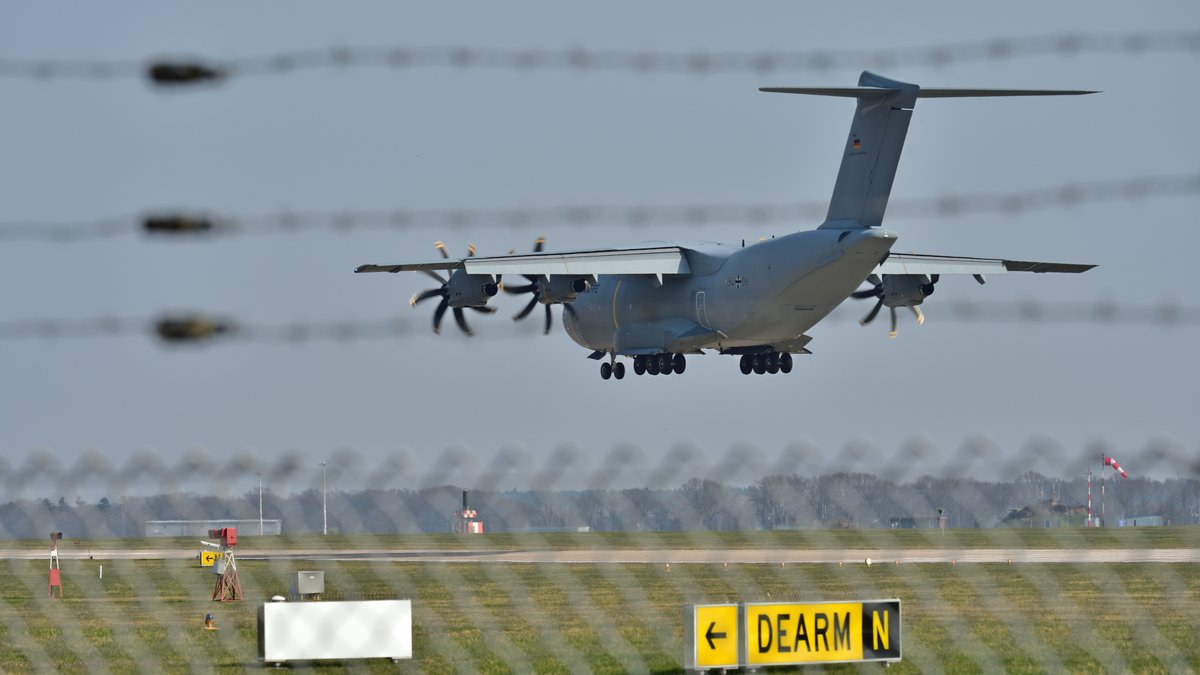 Ein Flugzeug bei der Landung auf einem Militärflughafen