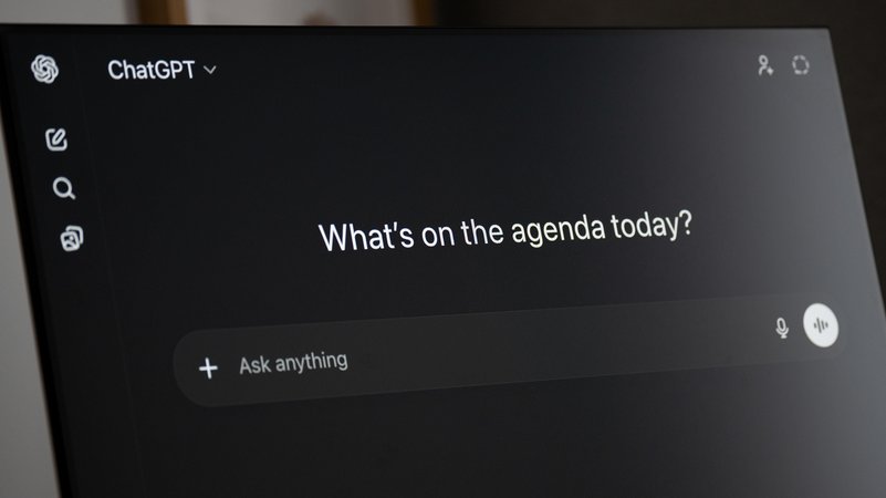 Chatbot-Optimierung: Wer bestimmt, was die KI uns vorschlägt? | Bild: picture alliance / NurPhoto | Marcin Golba Chatbot-Optimierung: Wer bestimmt, was die KI uns vorschlägt?