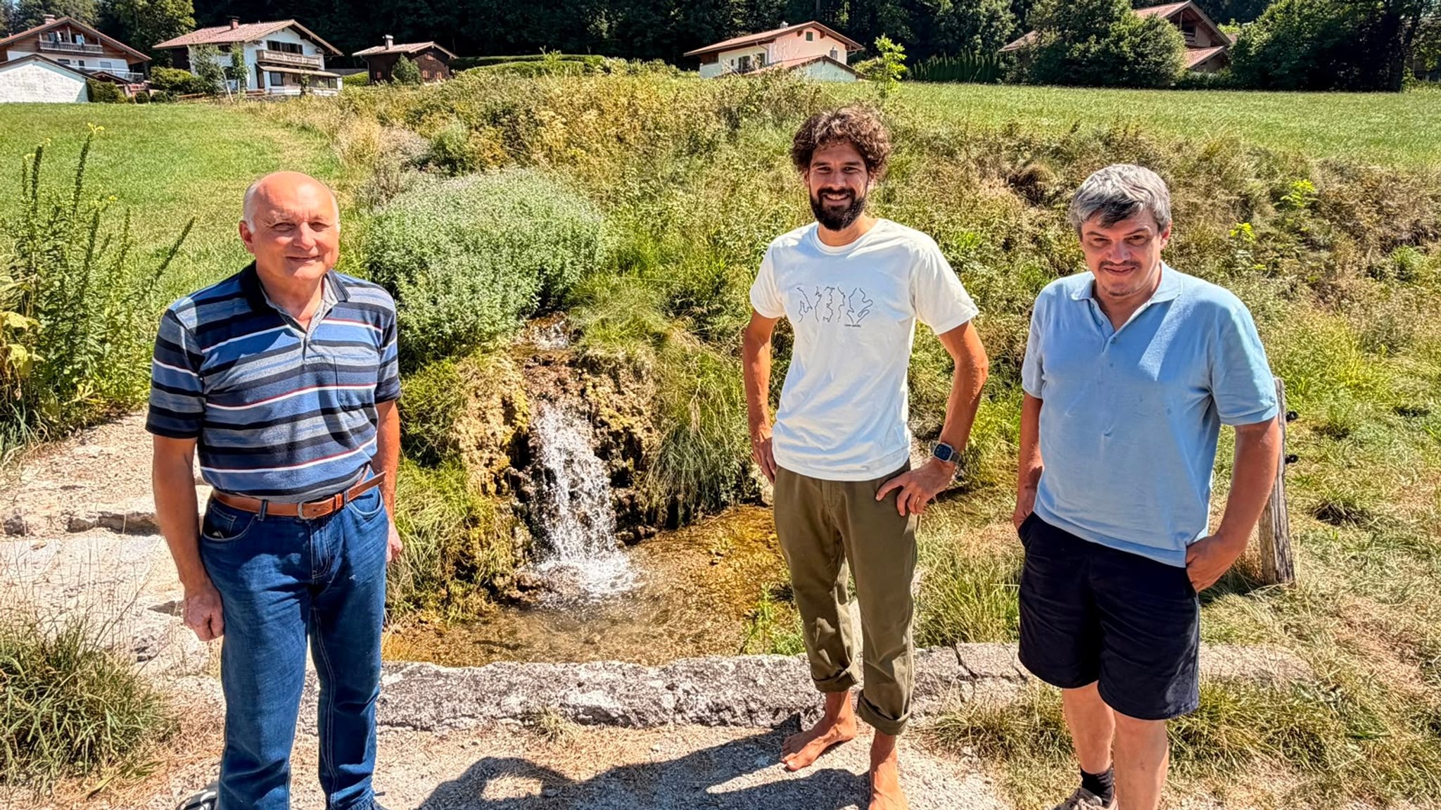 Markus Baumgartner, Bernhard Hering und Alexander Langheiter stehen am Miesbach. | Bild: Bernhard Hering Markus Baumgartner, Bernhard Hering und Alexander Langheiter stehen am Miesbach.